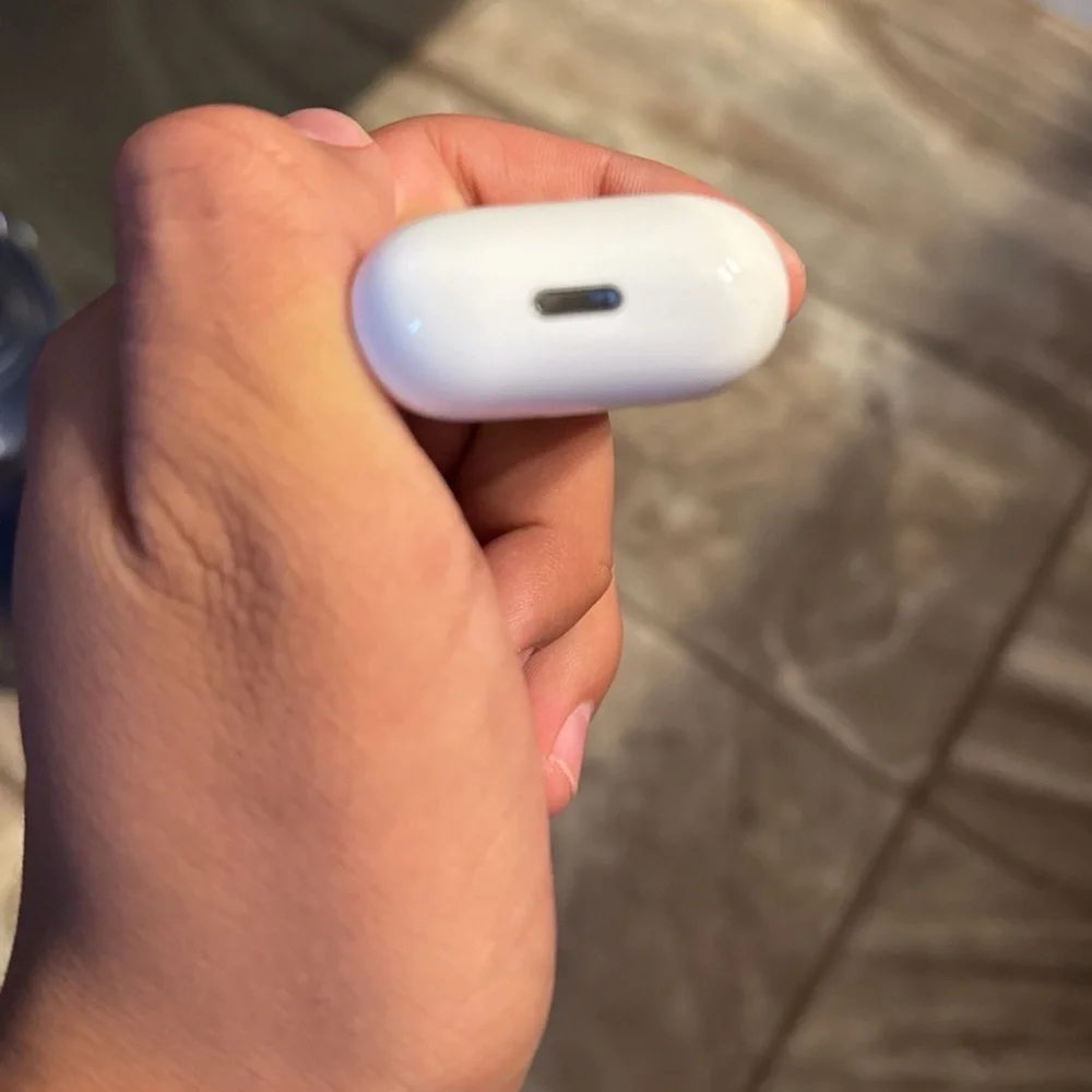 Apple White AirPods Wireless Headset with Charging Case